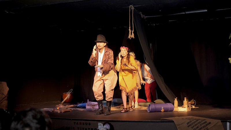 Tarsus'ta çocuklar tiyatro ile buluşuyor