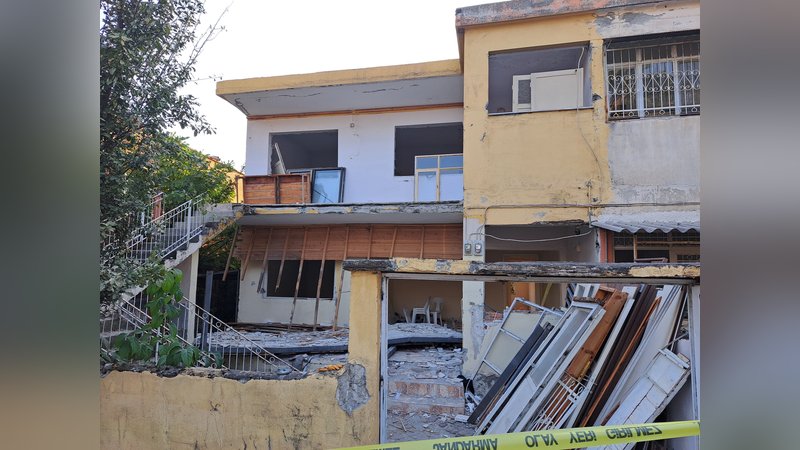 Hasarlı evin çöken balkonunun altında kalan 2 kişi öldü