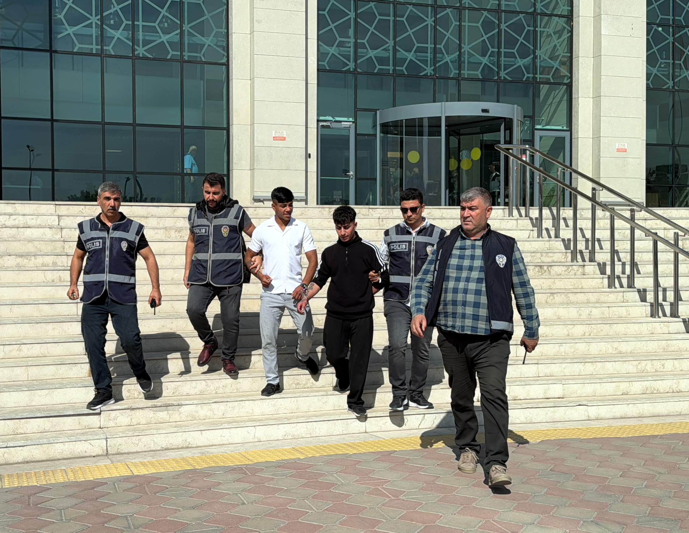 Azılı suçlular çaldıkları takside yakalandılar