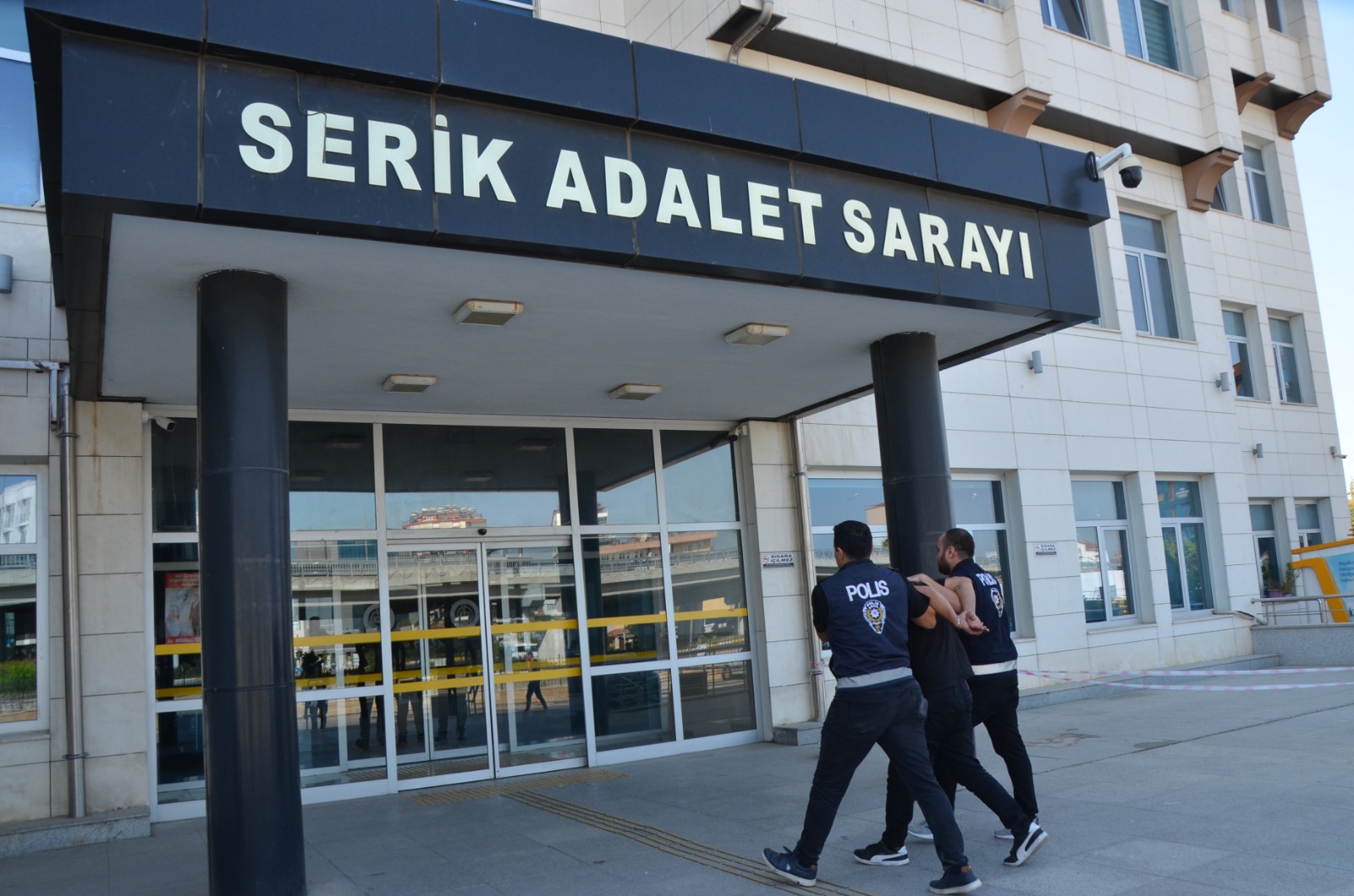 Eczaneden hırsızlık yapan firari yakalandı