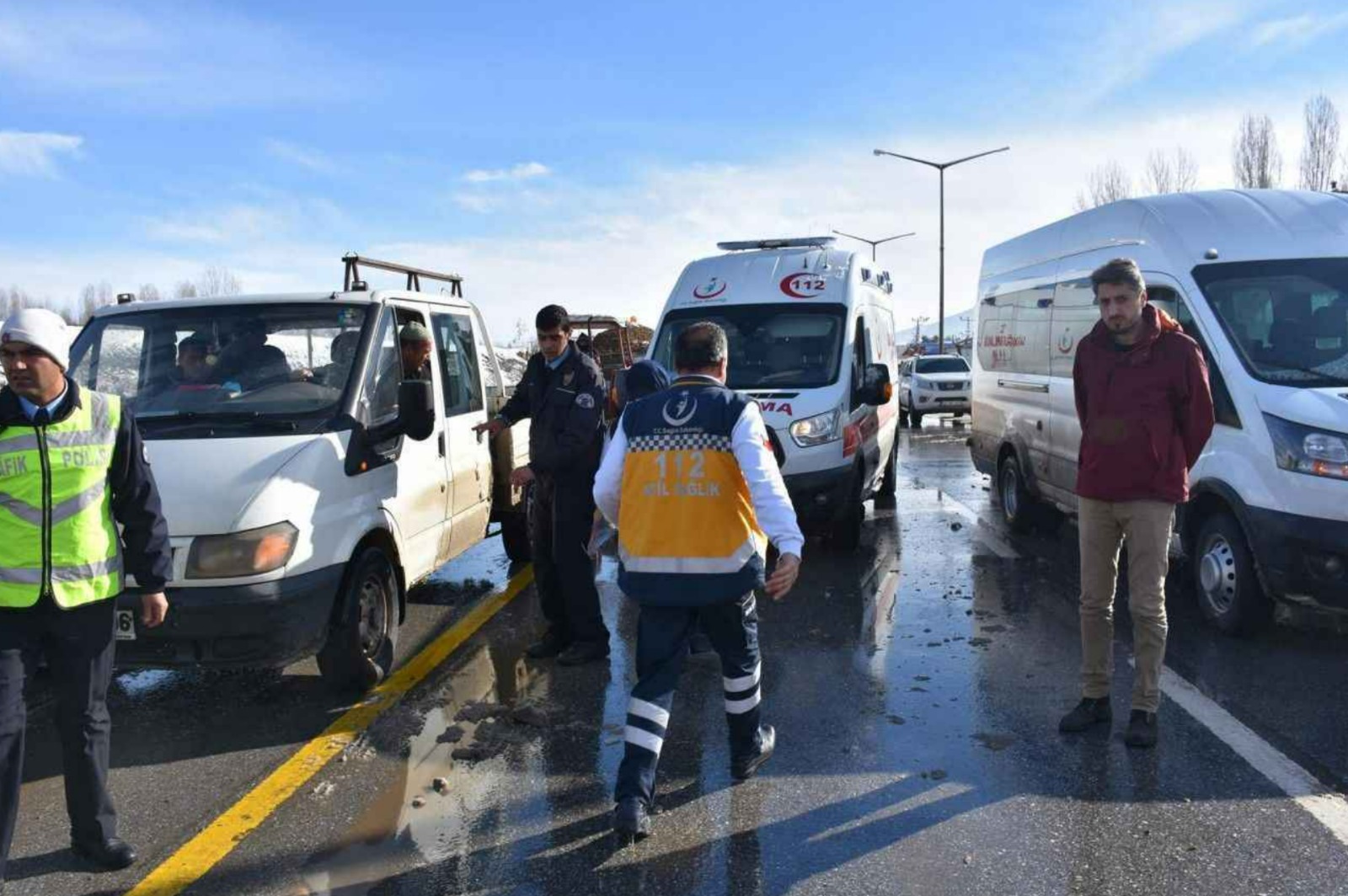 Ağrı'da feci kaza: Minibüs ile hafif ticari araç çarpıştı  '10 yaralı'