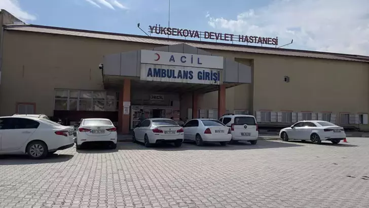 Dini nikahlı olduğu kadını ve kızını bıçakladı