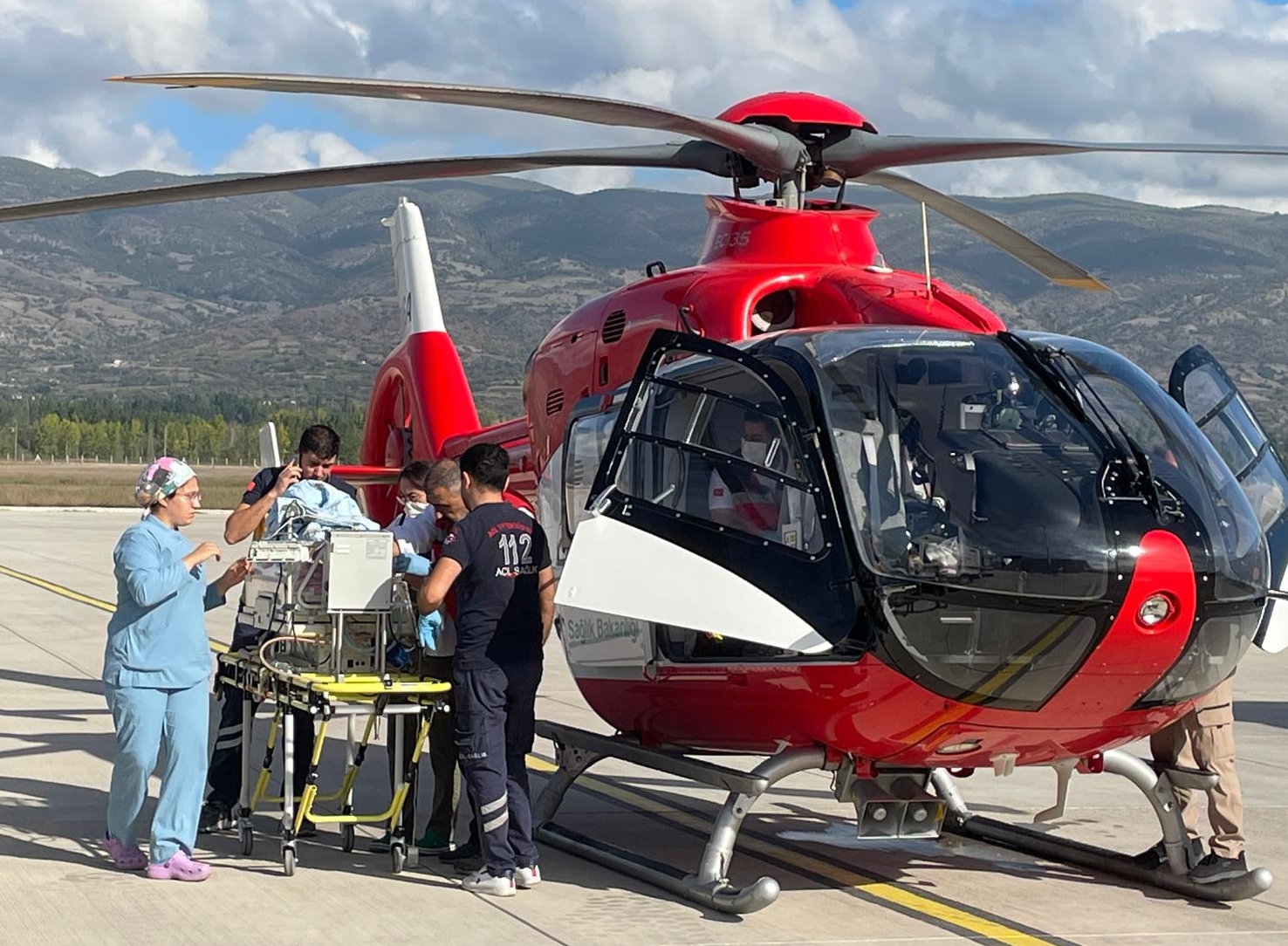 Hasta bebek ambulans helikopterle Ankara'ya sevk edildi