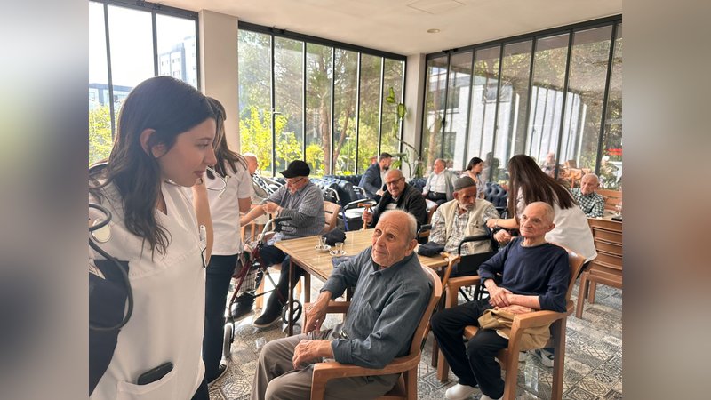Lise öğrencilerinden huzurevi sakinlerine sağlık taraması