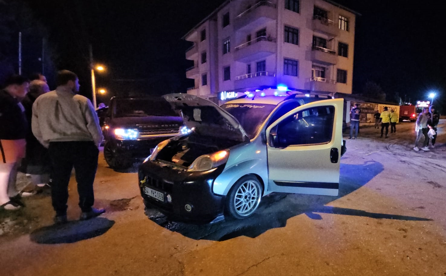 Sakarya'da otomobil park halindeki araca çarptı: 1 ölü, 1 yaralı