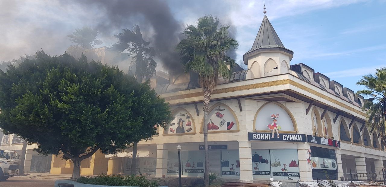 Antalya'da palmiyelere sıçrayan yangın korku dolu anlar yaşattı
