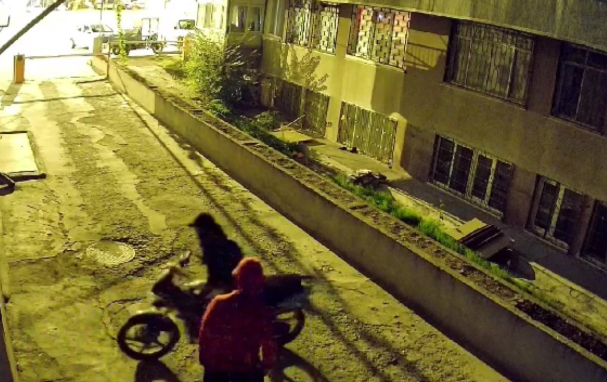 Ellerini kollarını sallayarak çaldılar ama yakayı ele verdiler