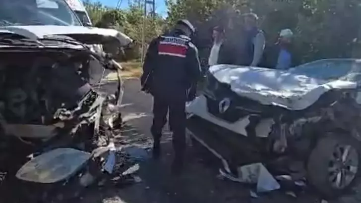 Elazığ'da feci kaza! Servis minibüsü ile otomobil çarpıştı