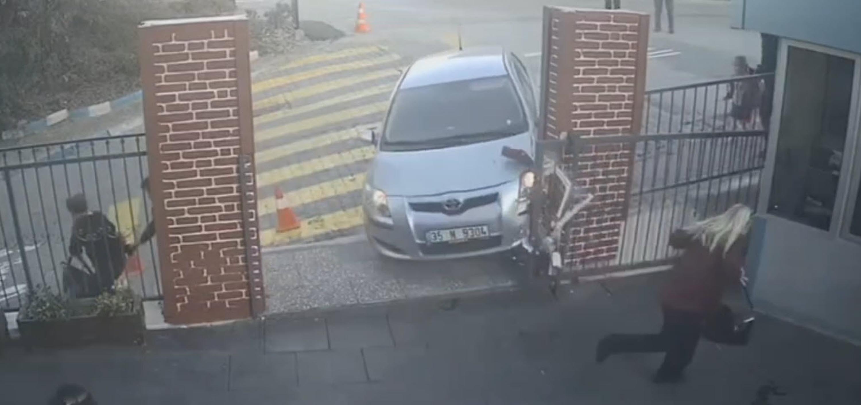 İzmir'de facia: Freni çekilmeyen otomobil okula girdi