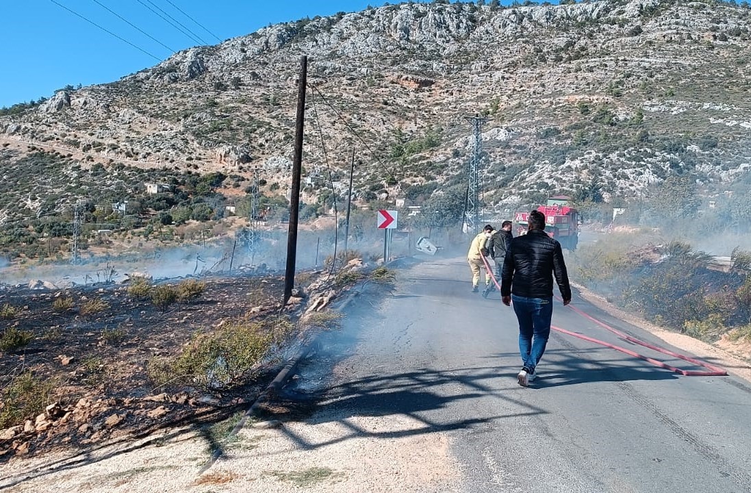 Zirai alanda çıkan yangın çalışmalar neticesinde ormana sıçramadan söndürüldü