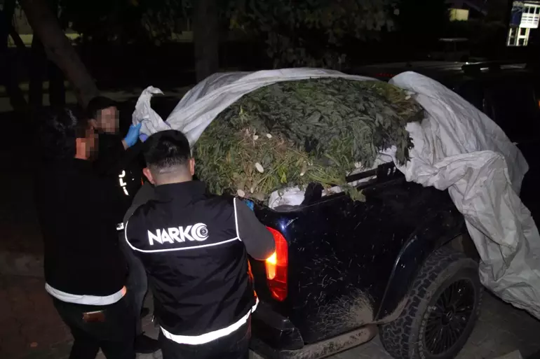 Kamyonla önleri kesildi: 2 kamyonette 542 kilo esrar bulundu