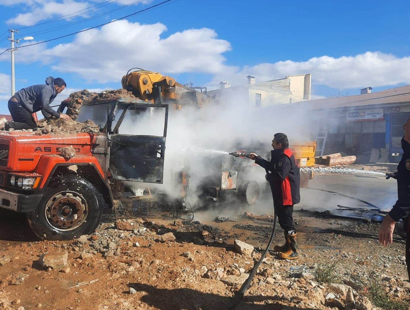 Aniden yanmaya başlayan kamyon ekiplerin müdahalesiyle söndürüldü