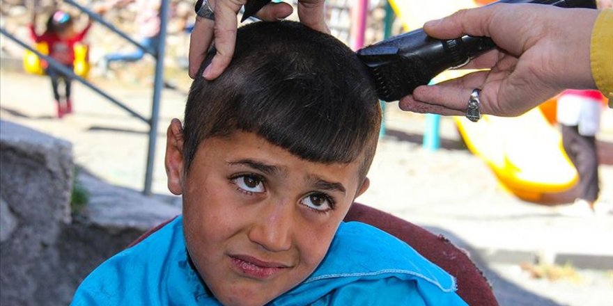 Köy çocuklarının saç bakımı için seferber oldular