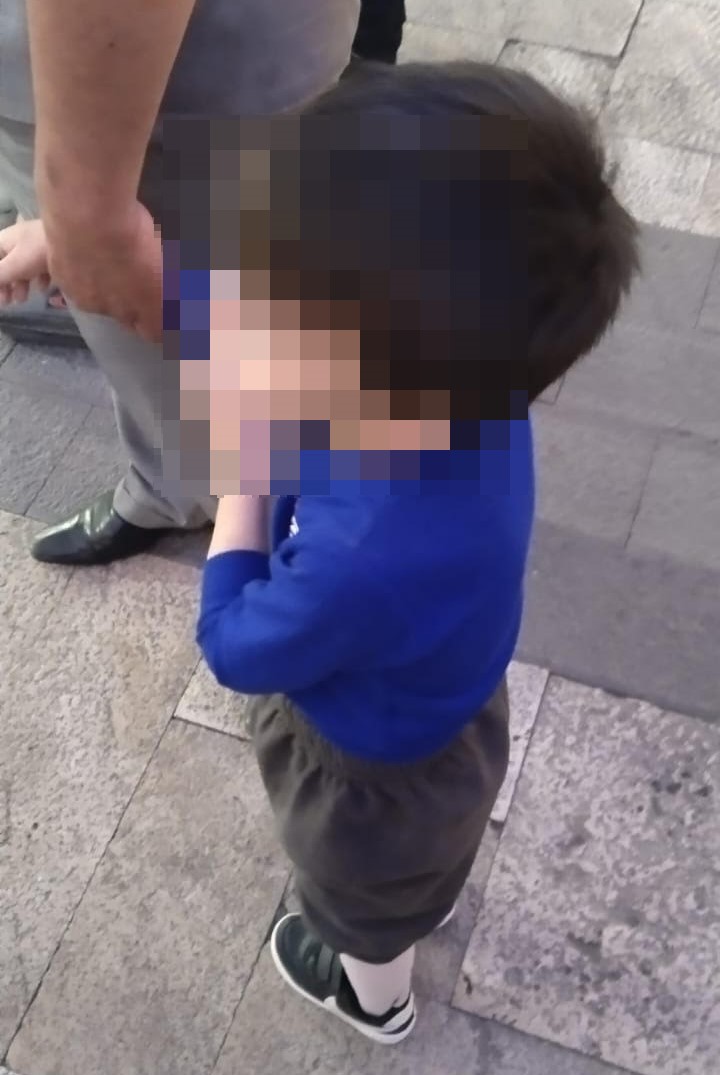 Küçük çocuk balkondan atlayıp evden kaçmıştı! Belediye personeli fark etti