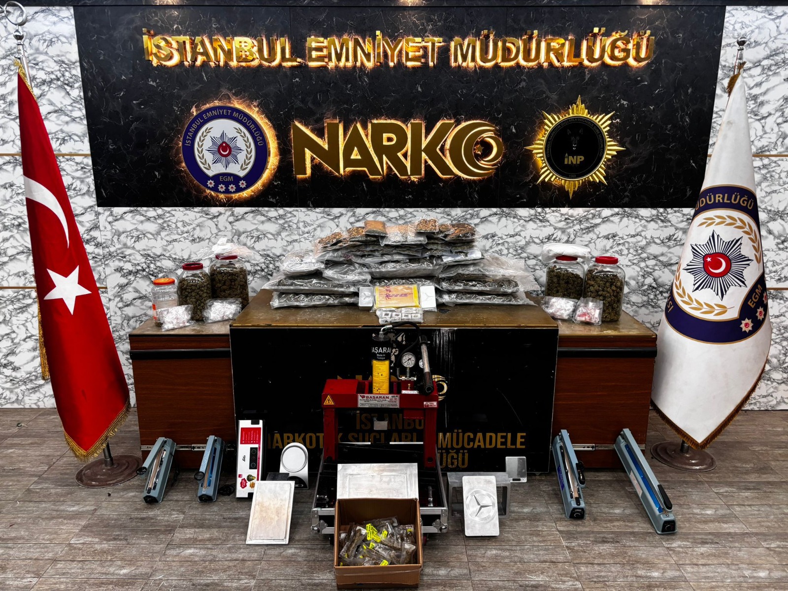 İstanbul'un göbeğinde uyuşturucu operasyonu: 4 tutuklama