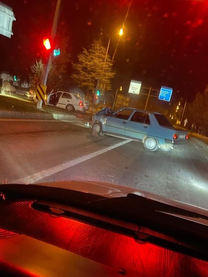 Elazığ’da iki otomobil kazaya karıştı: 3 kişi yaralandı