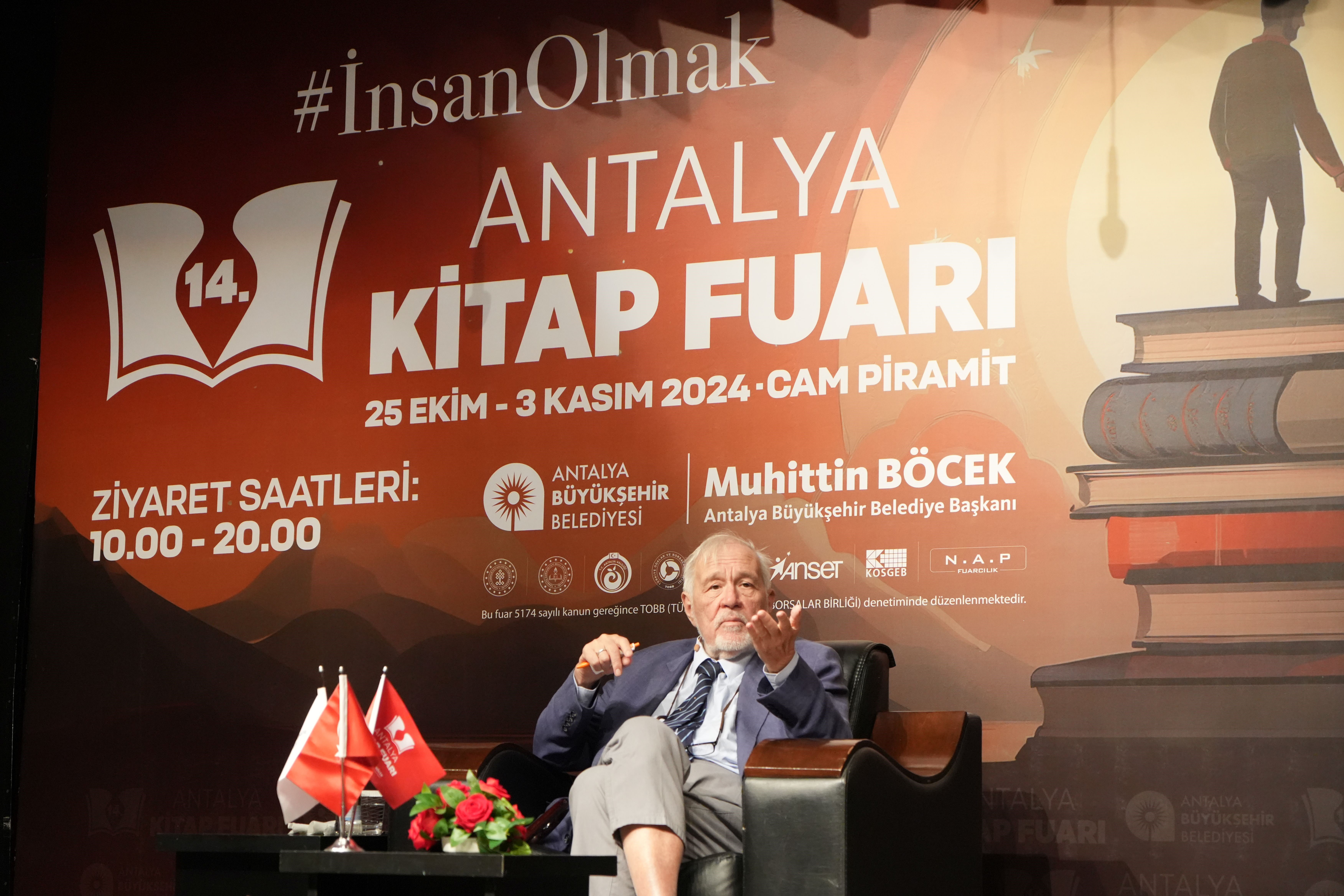 İlber Ortaylı Antalya Kitap Fuarı’nda gençlere tavsiyeler verdi