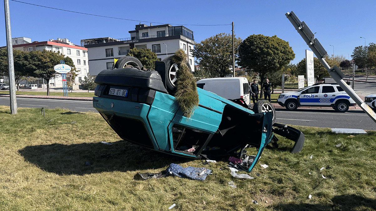 TIR ile çarpışan  otomobil ters döndü: 4 yaralı