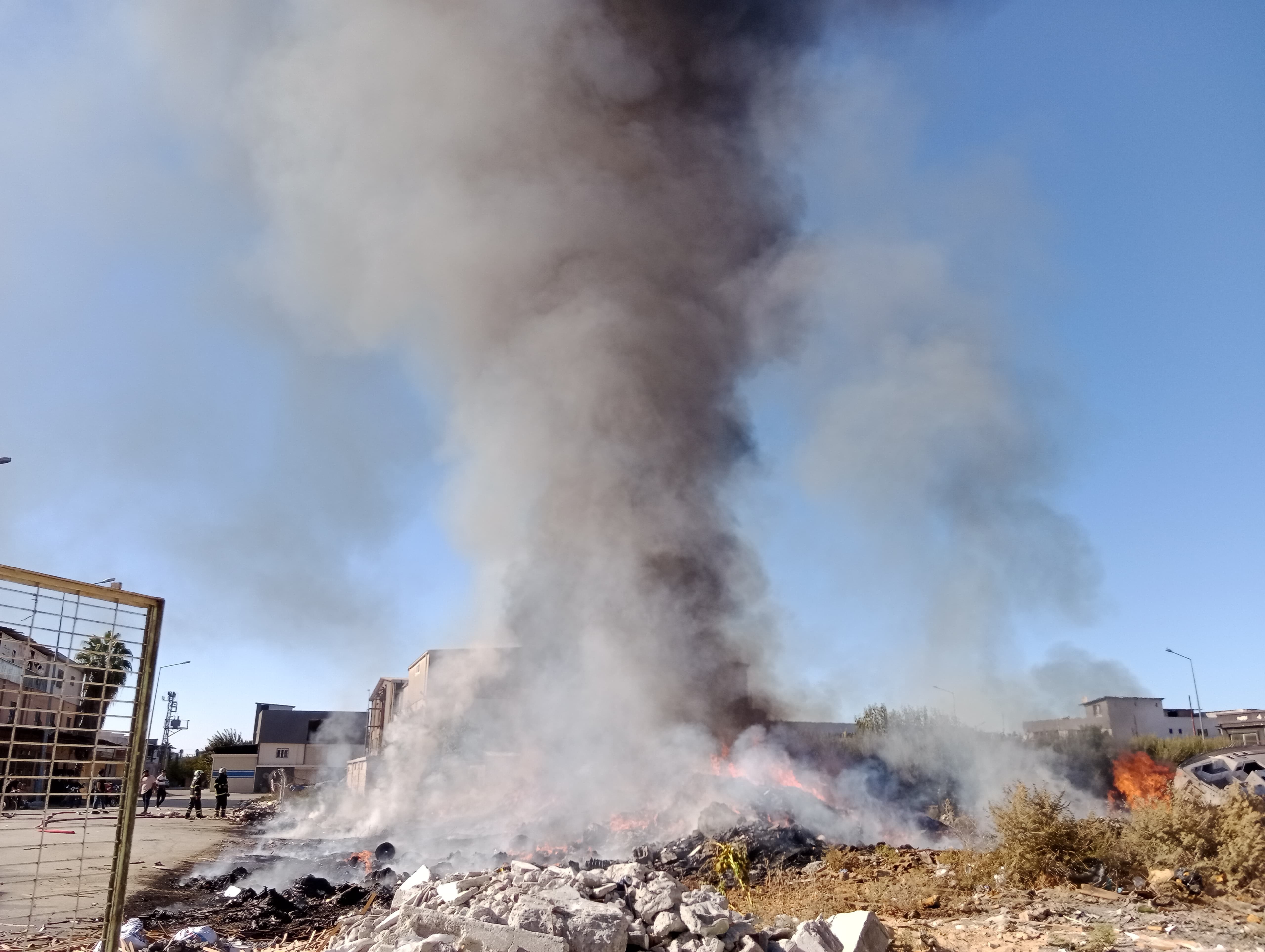 Mobilyacılar Sitesi'ndeki boş alanda yangın paniği