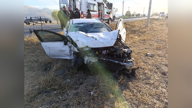 2 otomobilin çarpıştığı kazada 5 kişi yaralandı