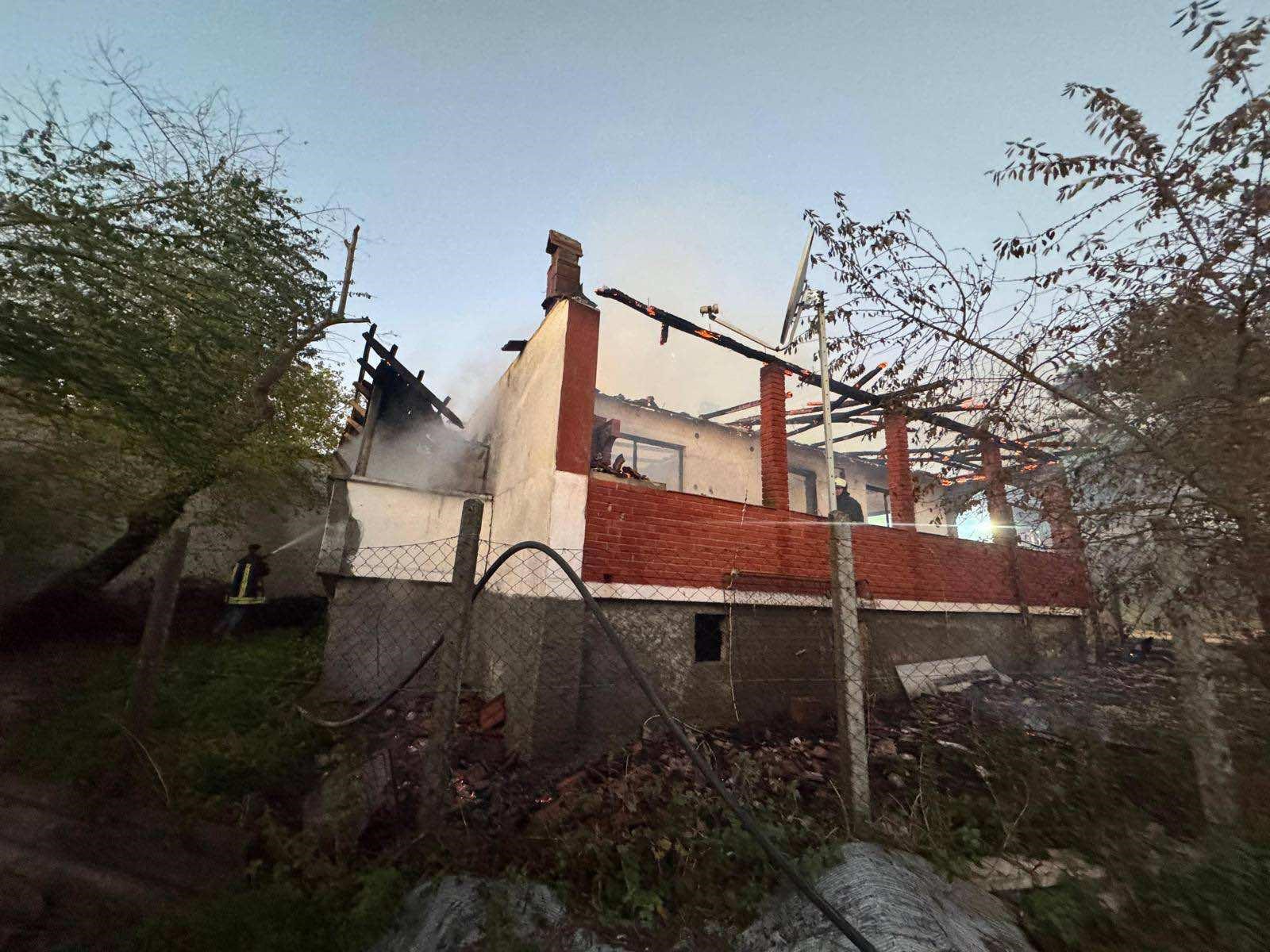 Tek katlı ev çıkan yangında kullanılamaz hale geldi