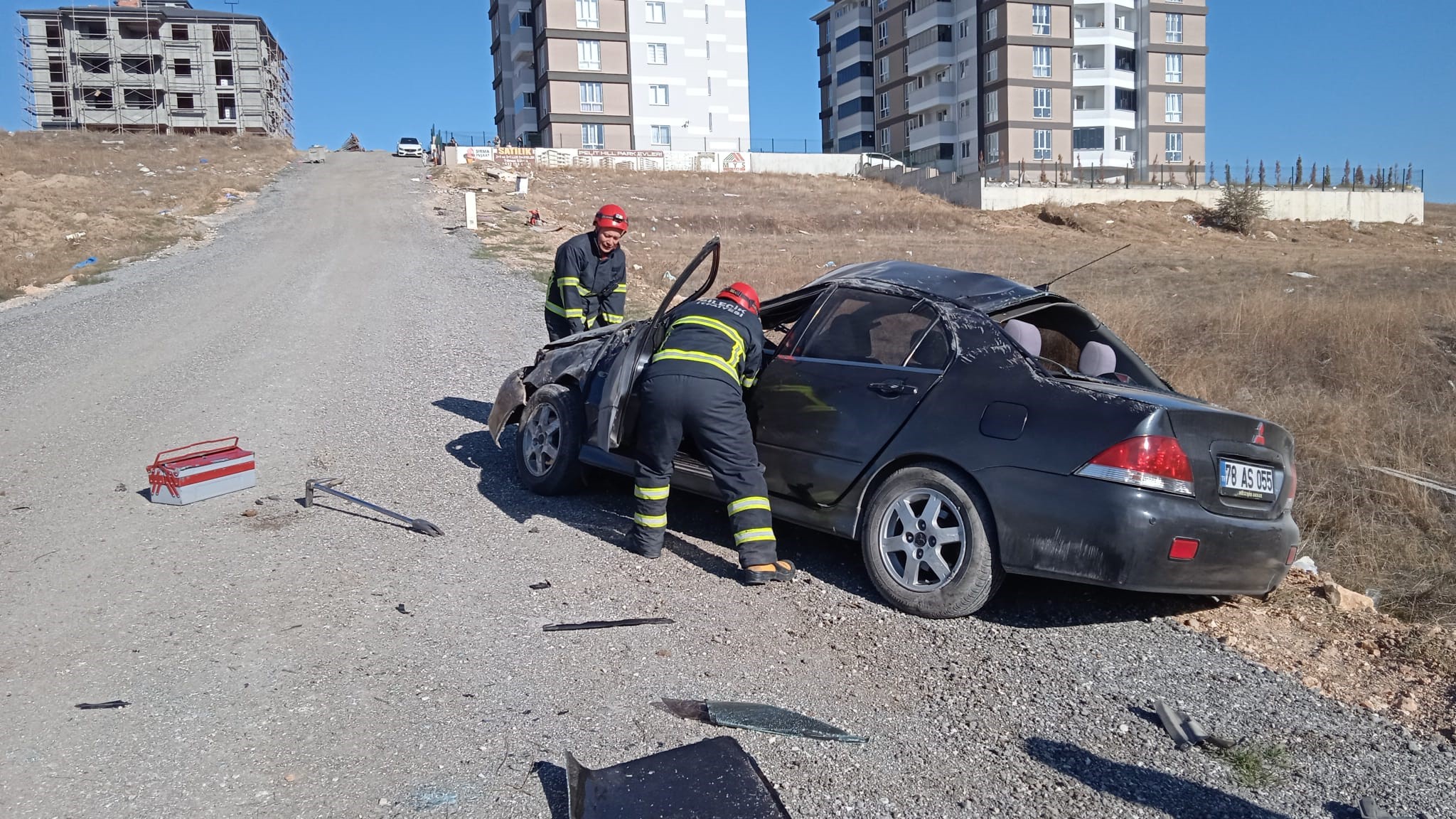 Ehliyetsiz sürücü takla atan otomobilde yaralandı