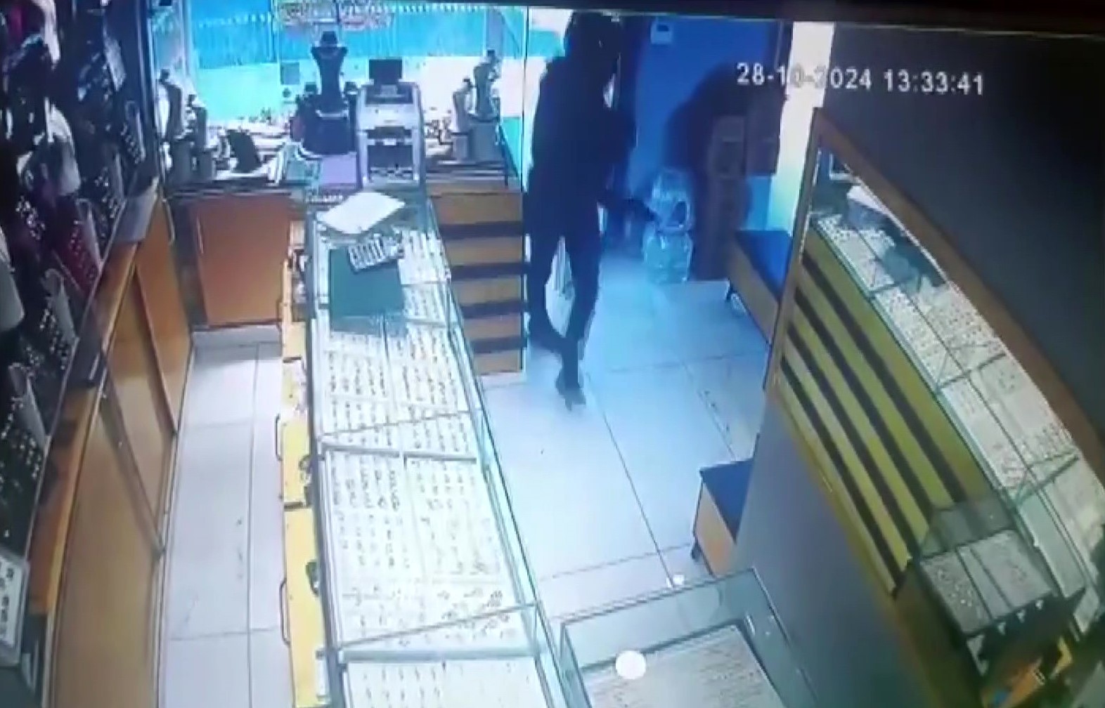 Kasklı şüpheli kuyumcuyu vurup altınları çaldı