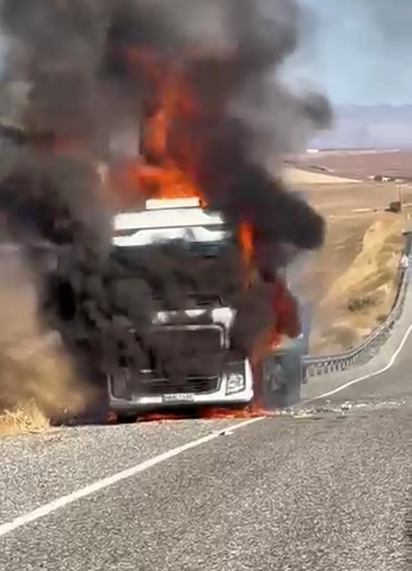Diyarbakır'da saman taşıyan tır yanarak kül oldu