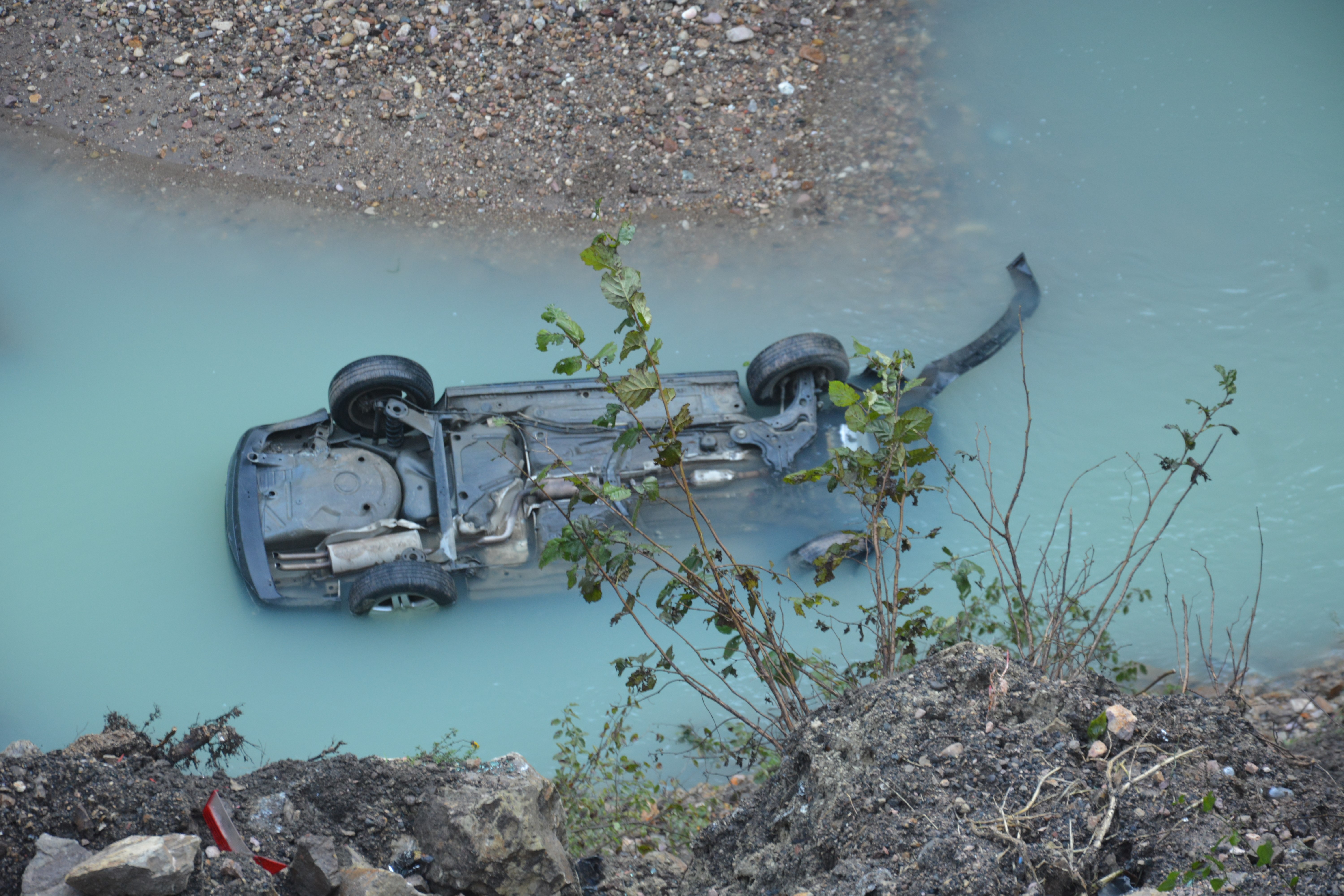 Ordu'da otomobil dereye düştü