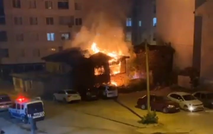 Metruk bina saniyeler içinde kül oldu