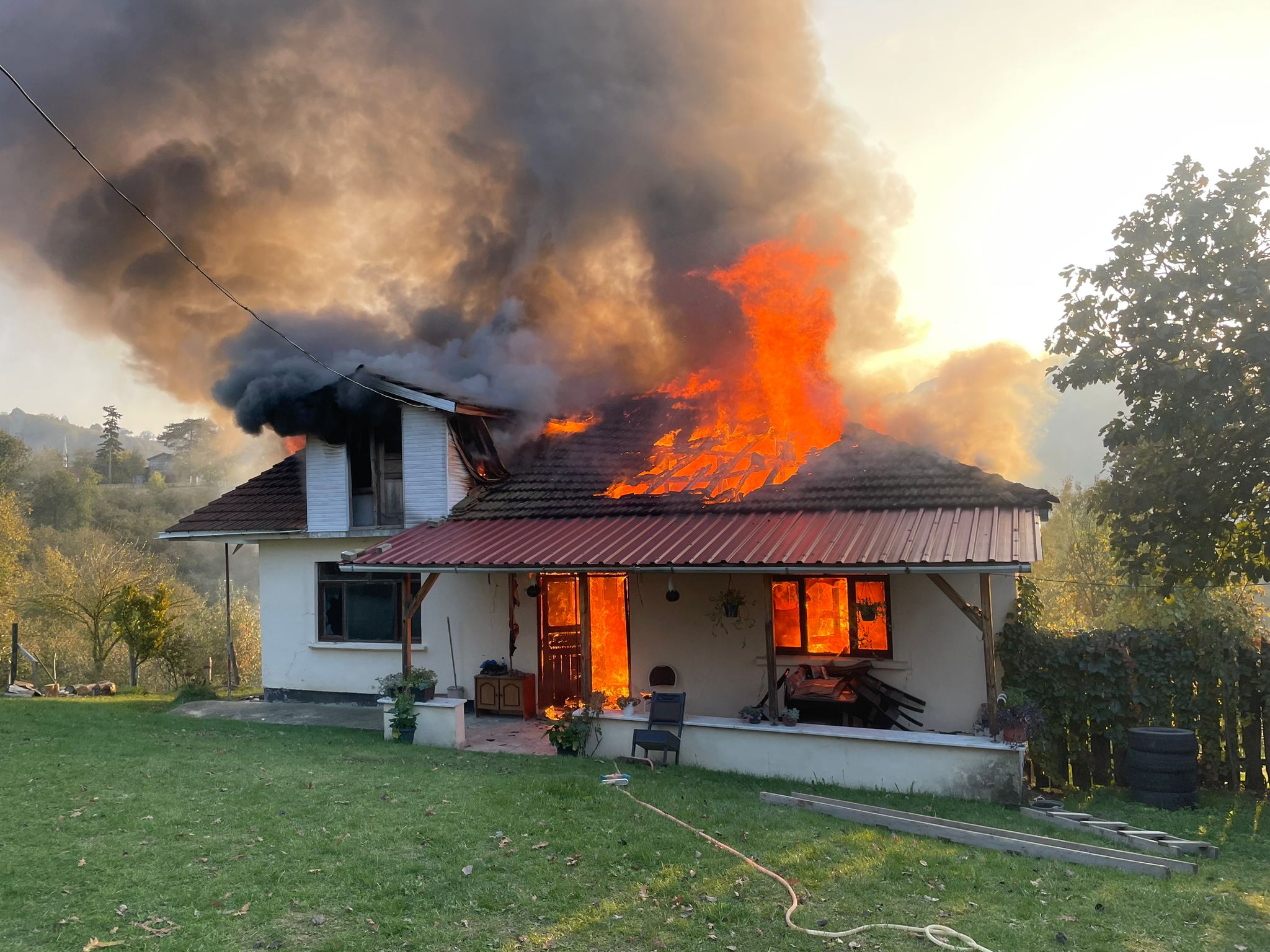 Düzce'de yangın evi küle çevirdi