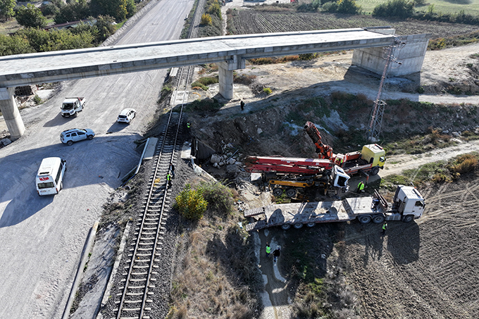 Edirne'de yolcu treni beton pompası aracına çarptı