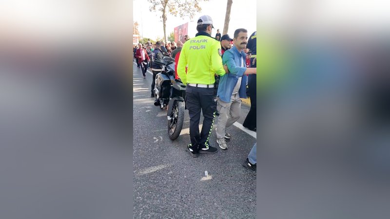 Cumhuriyet kutlamalarında gösteri yapan motosikletli polis, 2 polise çarptı