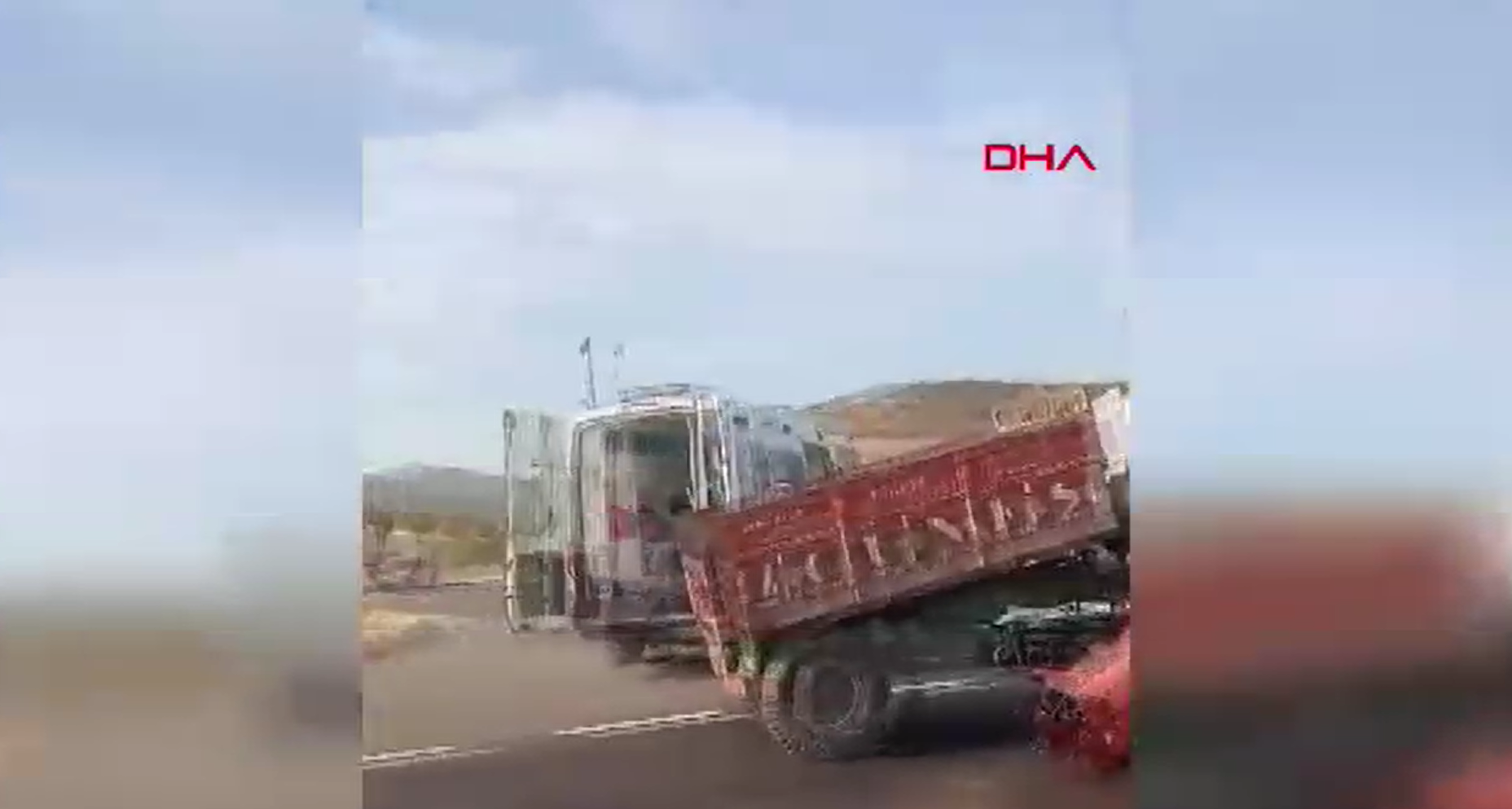 Mardin'de otomobille traktör çarpıştı (31.10.2024)