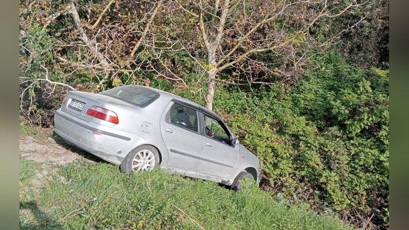Otomobilini mıcıra kaptırdı, ağaçlık alana savruldu