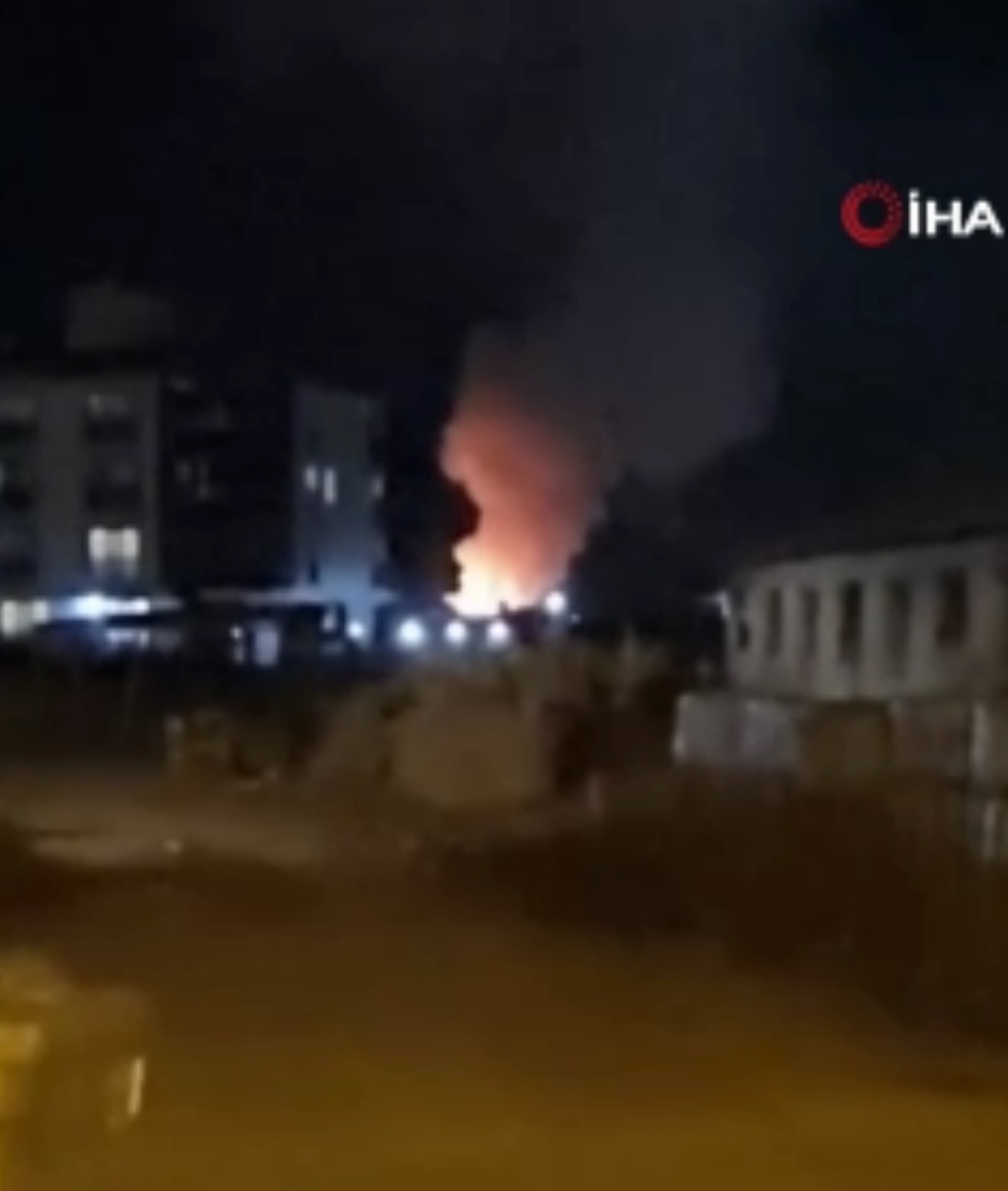 Kullanılmayan ahırdan yükselen dumanlar paniğe neden oldu