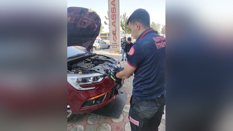 Batman’da araç motoruna giren kedi kurtarıldı