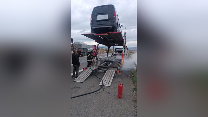 Hafif ticari araçlar yanmaktan son anda kurtuldu