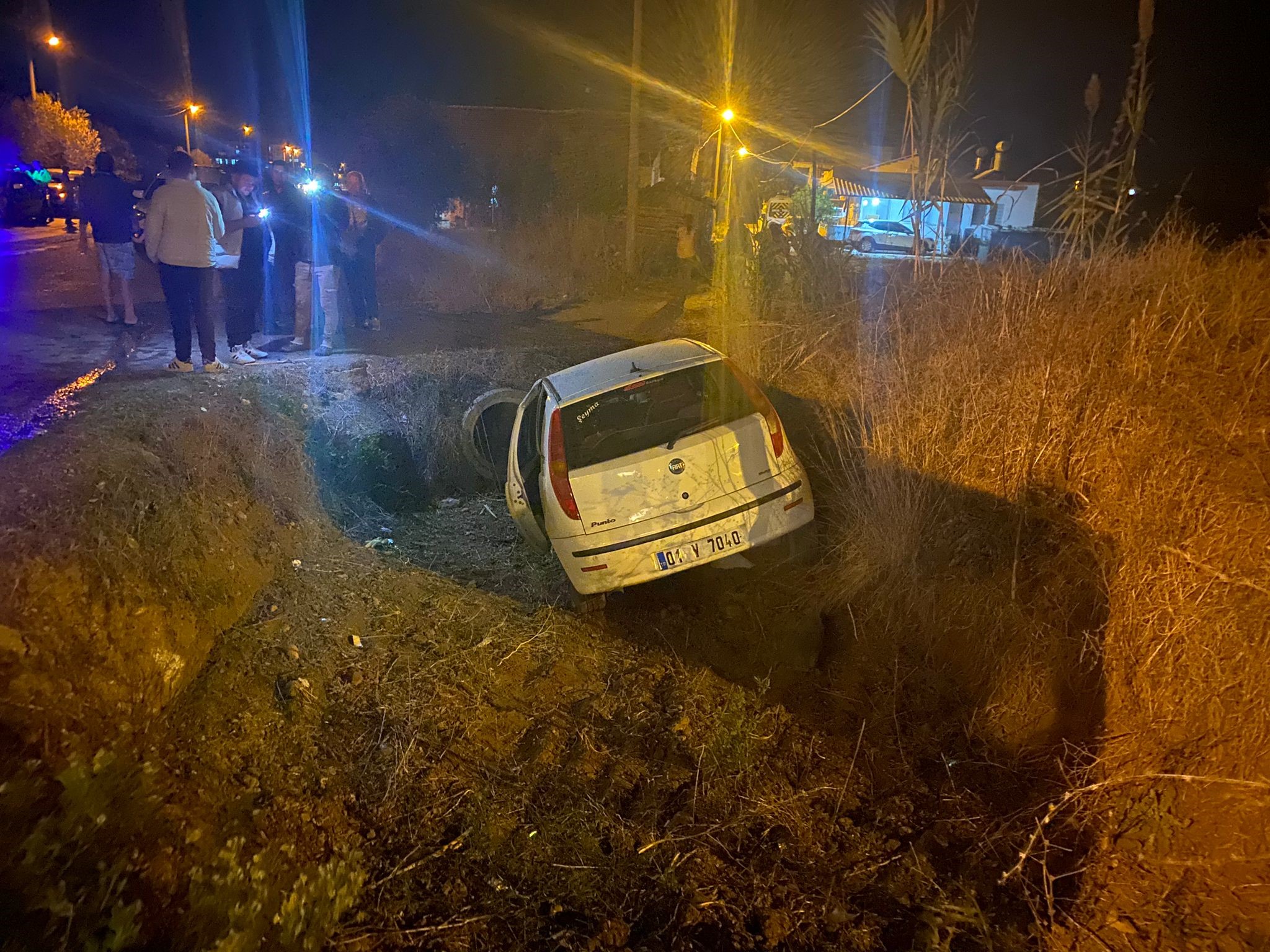 Antalya'da 2 otomobilin karıştığı kazada 3 kişi yaralandı