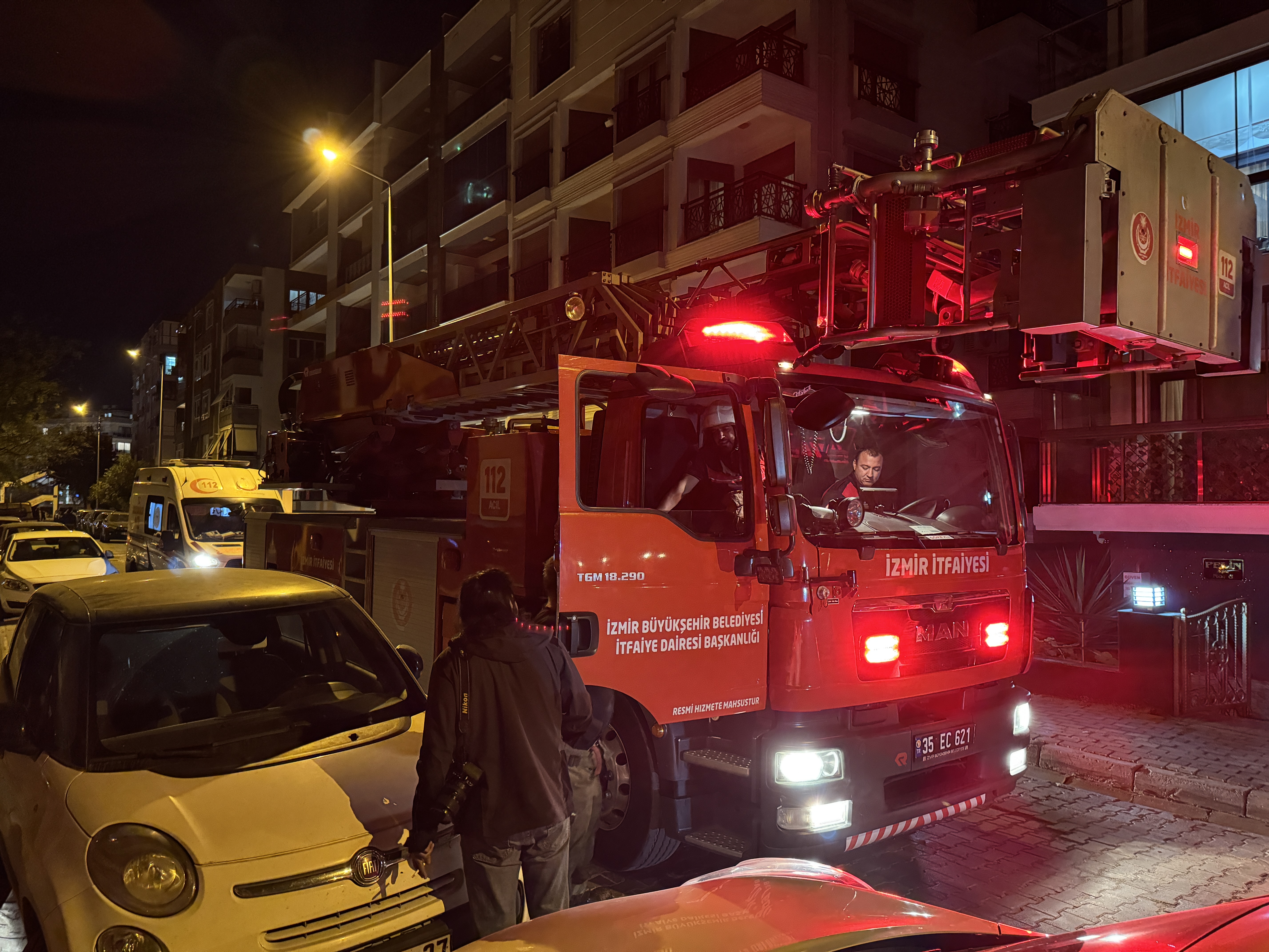 İzmir'de bir apartman dairesinde yangın meydana geldi