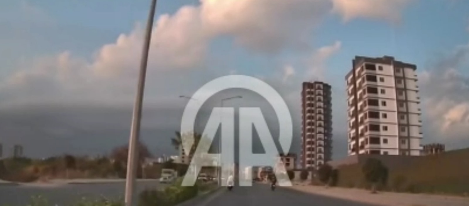 Motosiklet refuje çarptı: 2 kişi yaralandı