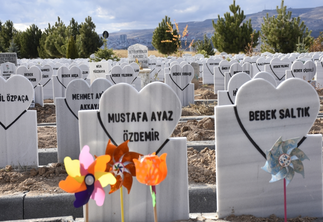 Bebek mezarları kalplerle doldu