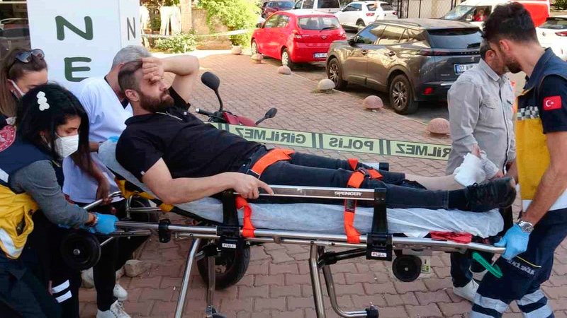 Kavgayı ayırmak isteyen genç kurşunların hedefi oldu