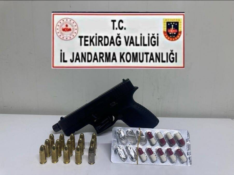 Çorlu'da uyuşturucu operasyonunda hap ve silah ele geçirildi
