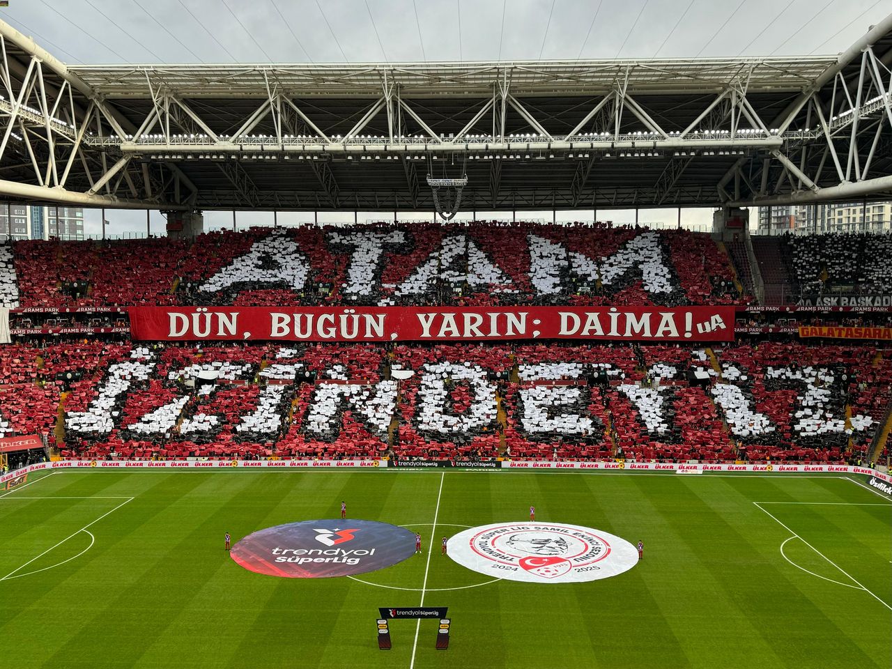 Galatasaray tribünlerinden Atatürk’e görkemli koreografi!