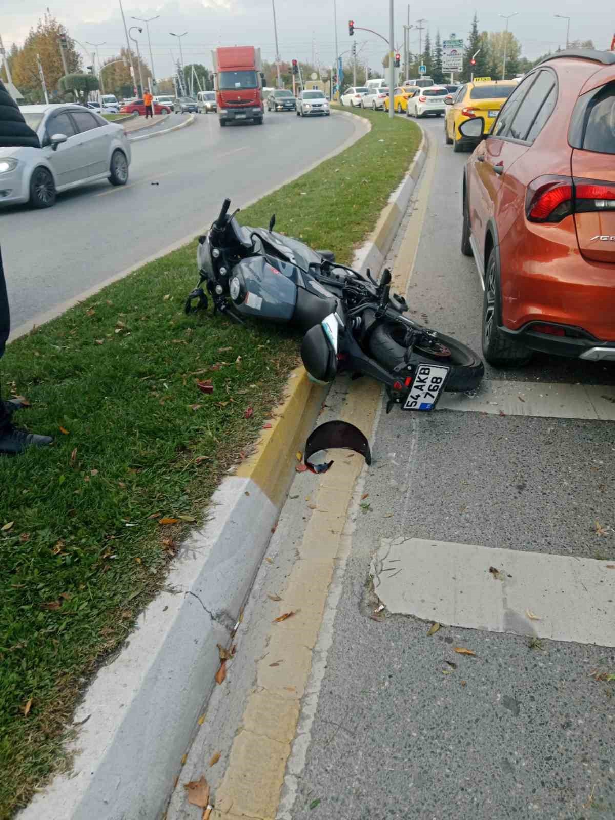 Sakarya’da motosiklet refüje çarptı: 1 yaralı