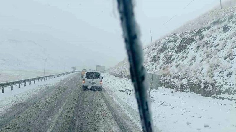Van'da kar yağışı! Onlarca araç yolda kaldı