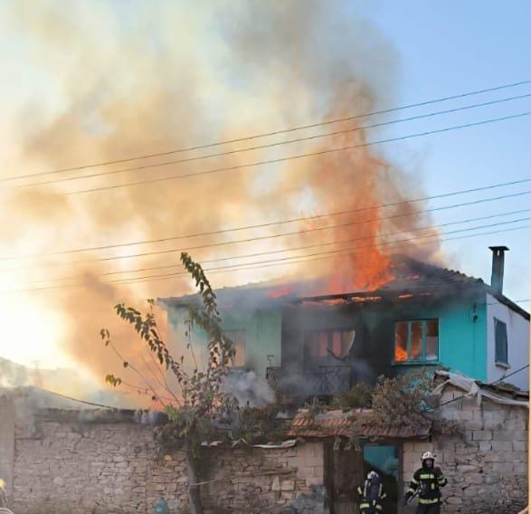 İki katlı ev alevlere teslim oldu