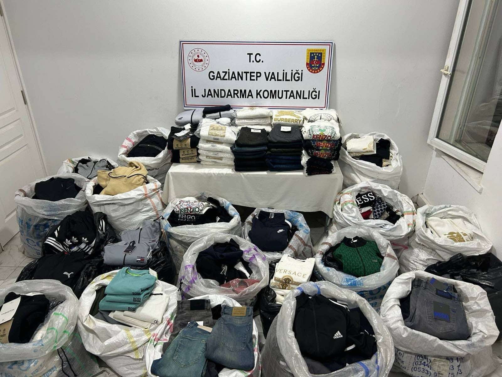 Gaziantep'te kaçak kıyafet operasyonu! Hepsi sahte markalı