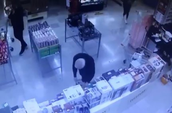 Kozmetik ve ev eşyaları hırsızlığı yapan çiftin kaçışı kısa sürdü